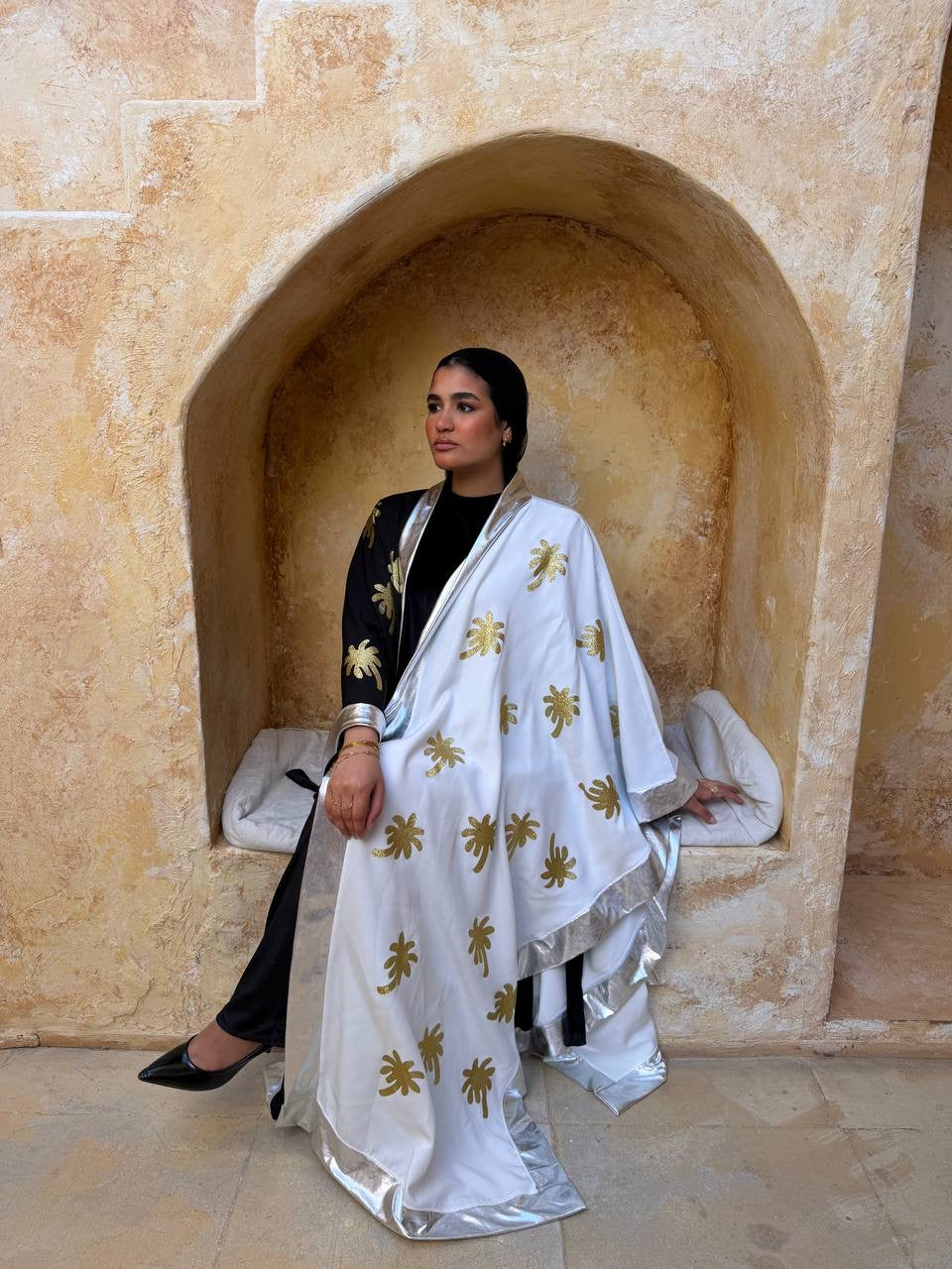 Black & white abaya